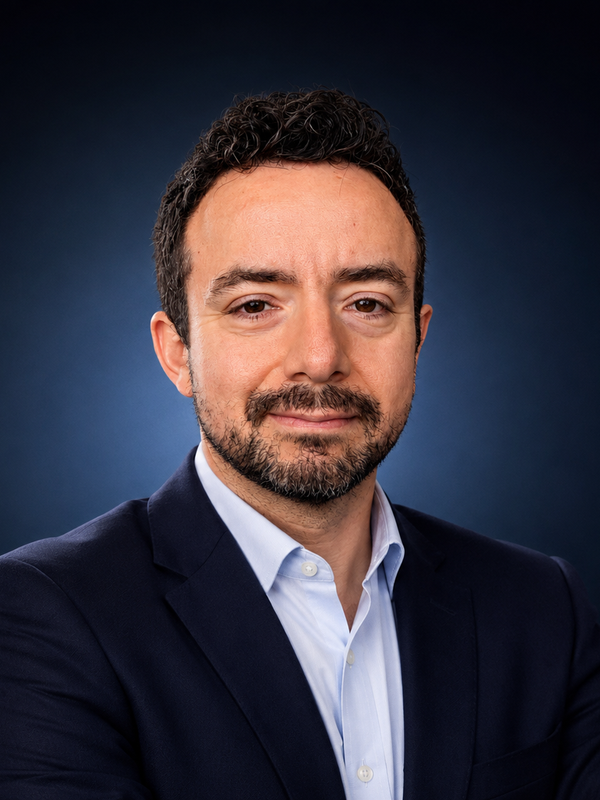 Dr. Marco Serrano Traconis — Especialista en Nefrología y Medicina Interna